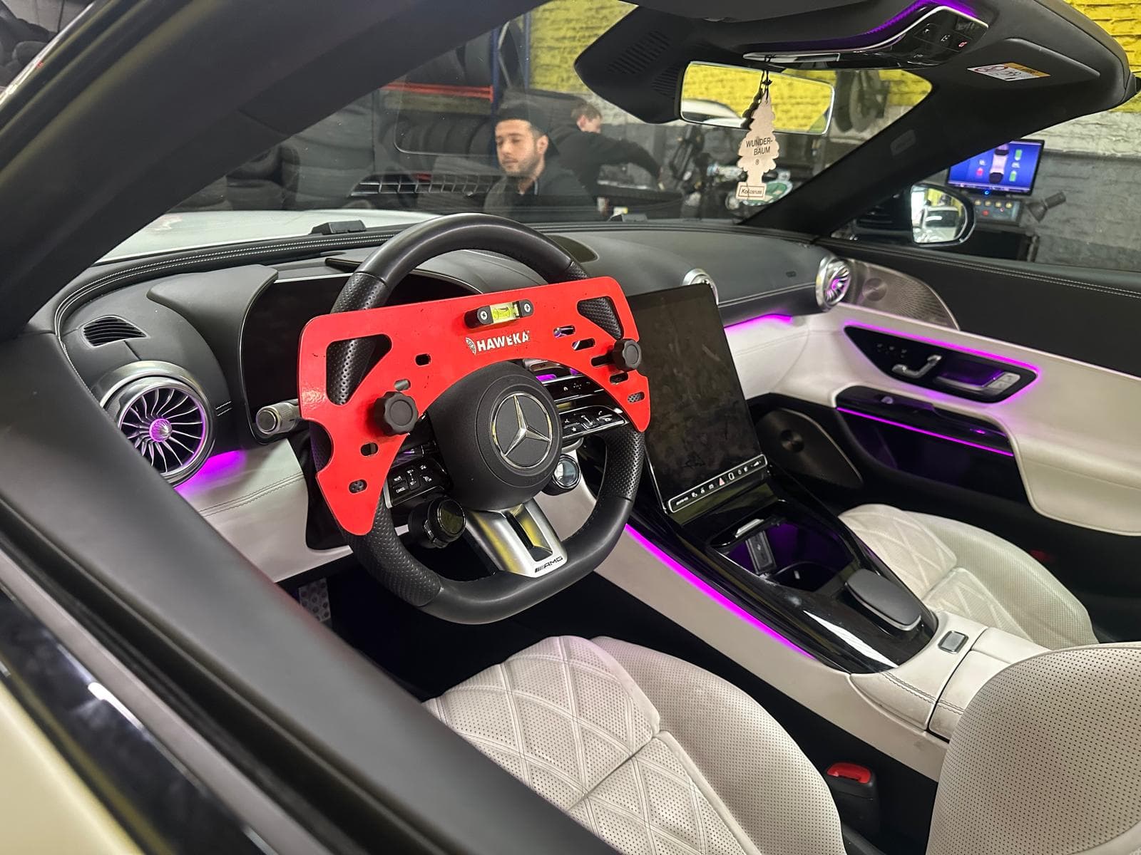 Reglage parallelisme sur Mercedes avec equipement professionnel Haweka chez Pneu Station