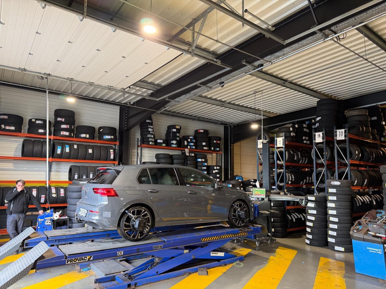 Plus de 3000 pneus en stock toutes marques chez Pneu Station avec VW Golf R en atelier