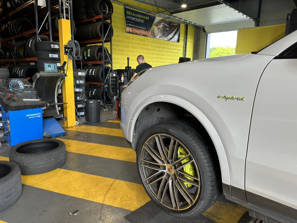 Intervention changement pneu par un technicien Pneu Station Roubaix